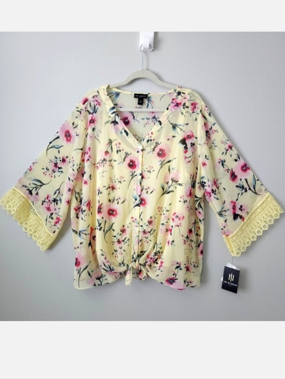 I.N. Studio Woman NWT Beautiful Yellow Floral Top, Tank With Overlay, Size 3X